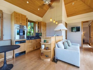 One Bedroom Secluded Hideaway Mere 150 Yard to the Beach